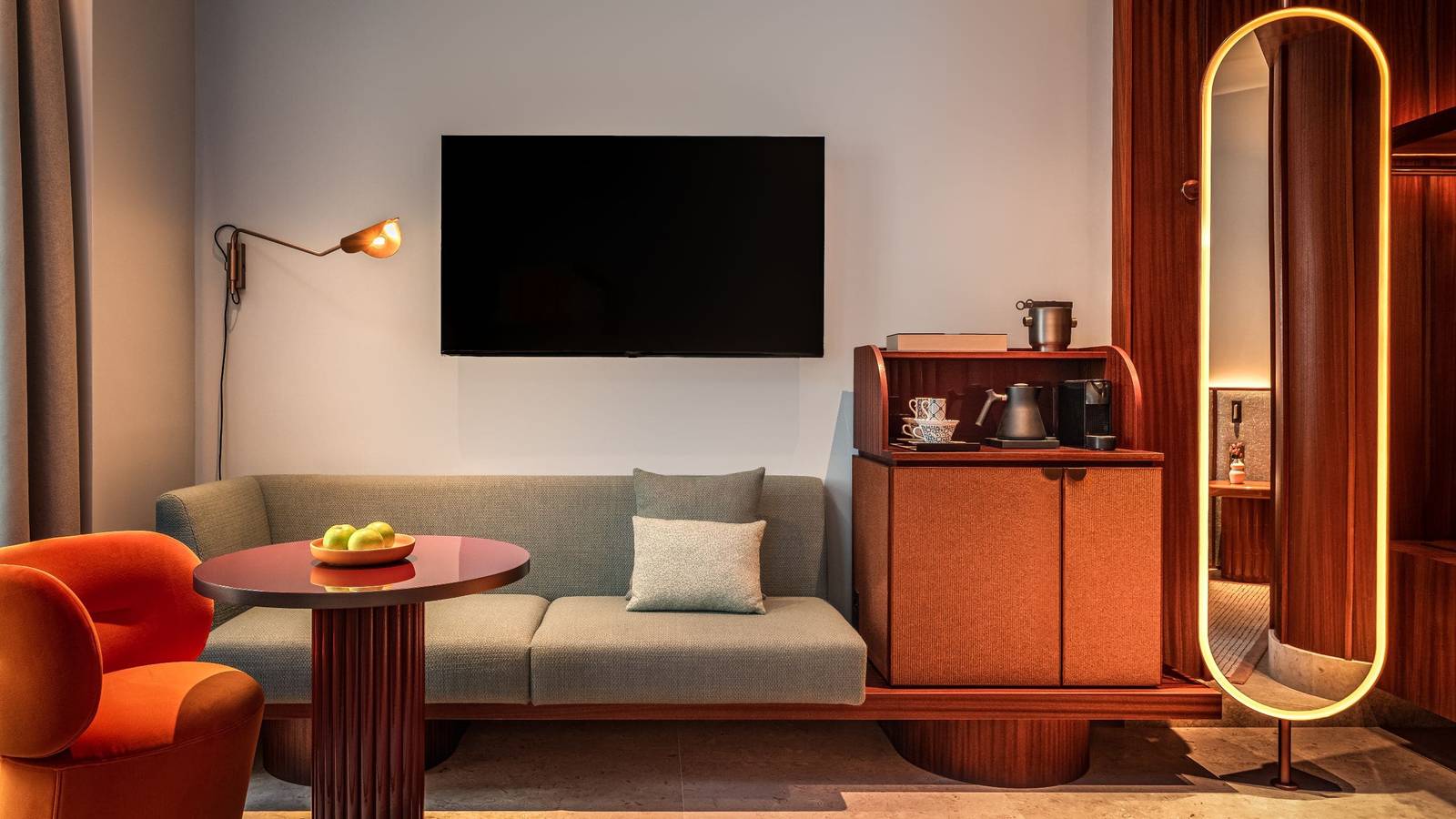 里斯本 Andaz Lisbon Deluxe 客房沙發與工作桌