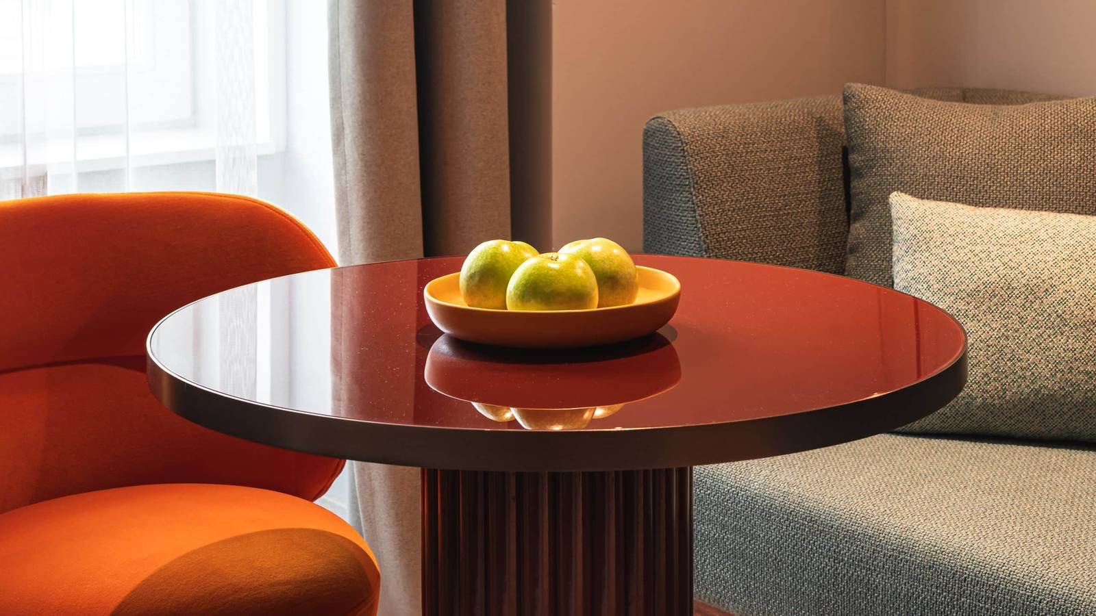 里斯本 Andaz Lisbon 客房小圓桌座位區