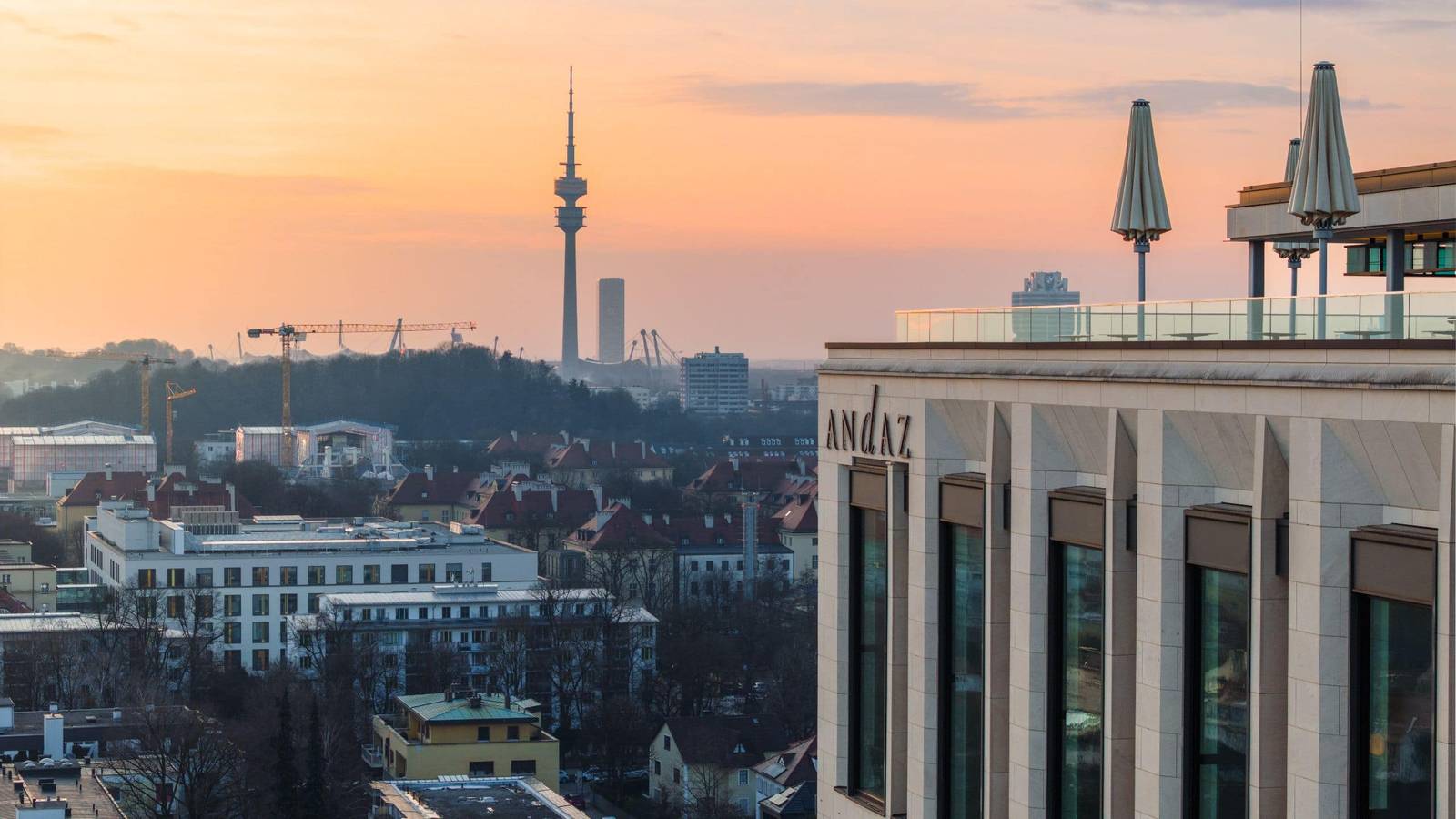 慕尼黑 Andaz Munich Schwabinger Tor 外觀與遠方奧林匹克塔