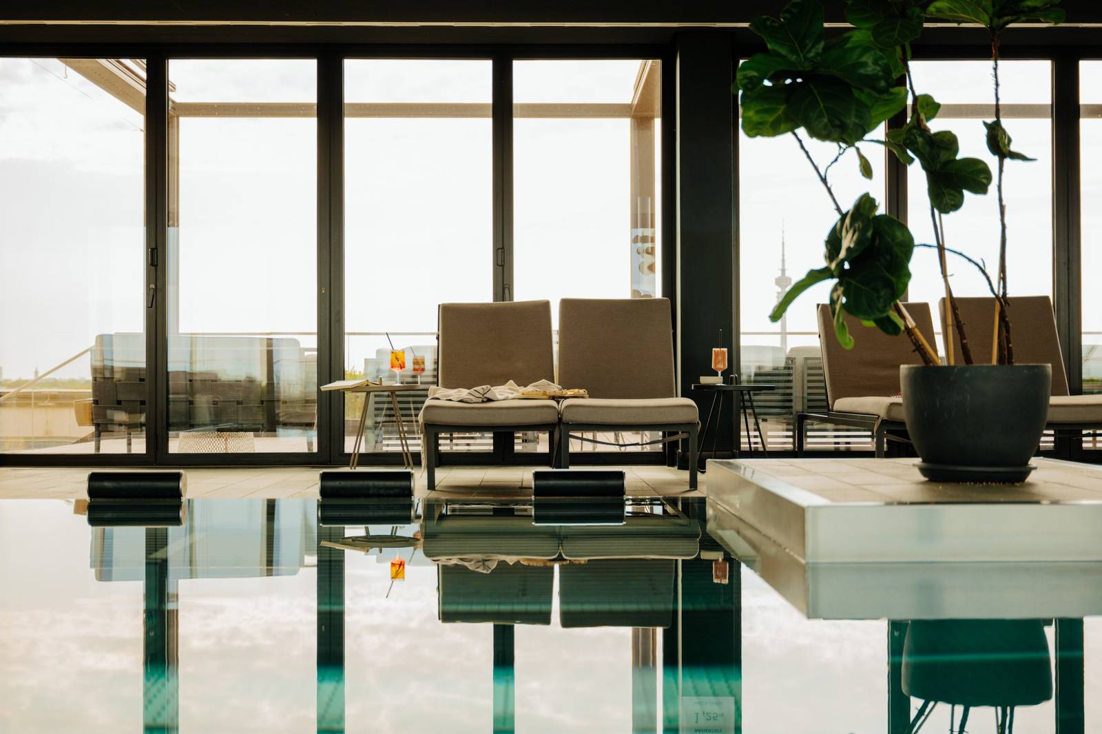 Andaz 慕尼黑 Spa 室內泳池與躺椅