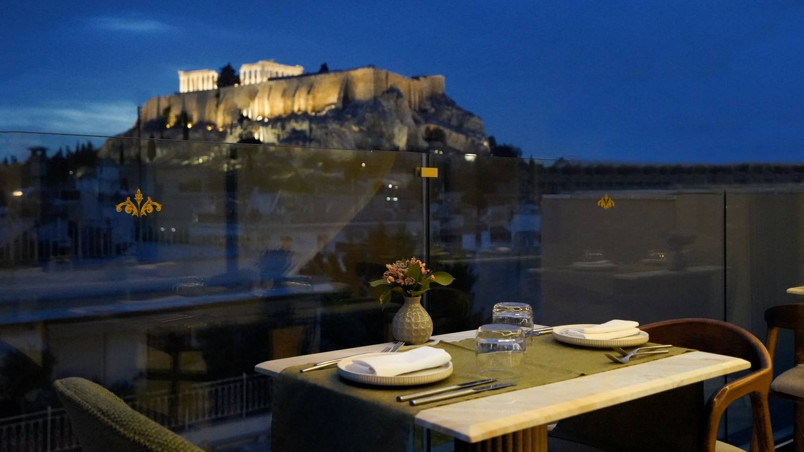 Anthology of Athens The Botany 屋頂餐廳面向衛城的餐桌
