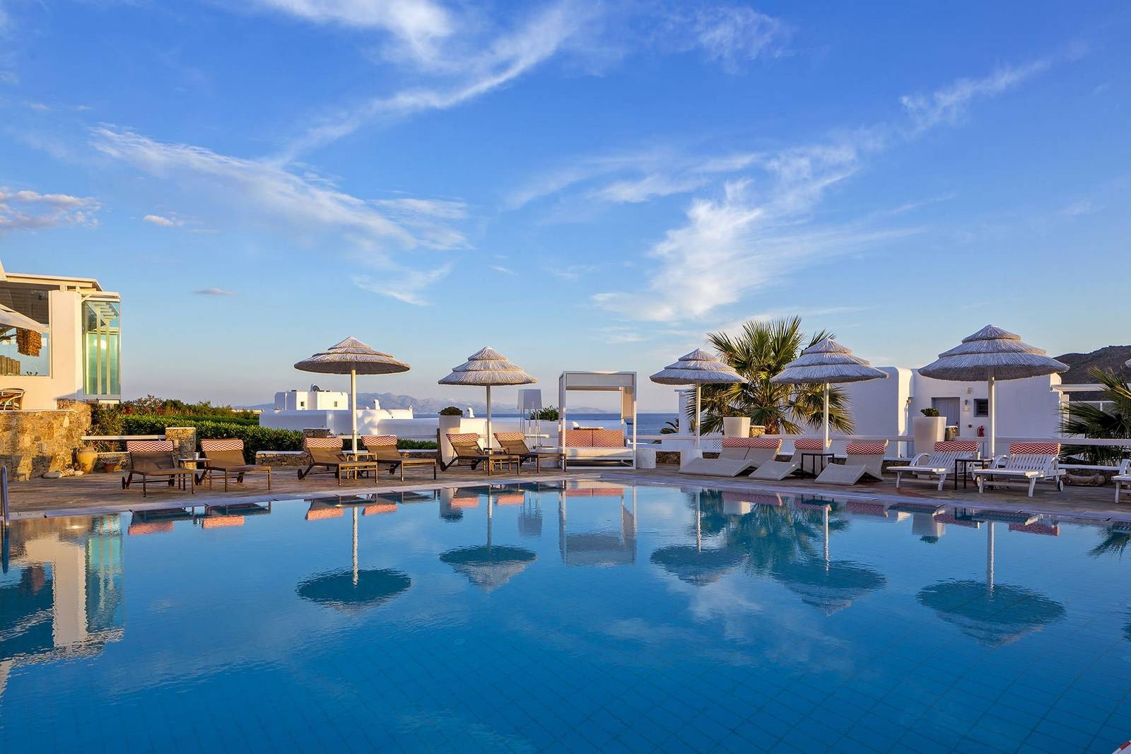 米克諾斯 Archipelagos Hotel 傍晚泳池旁躺椅