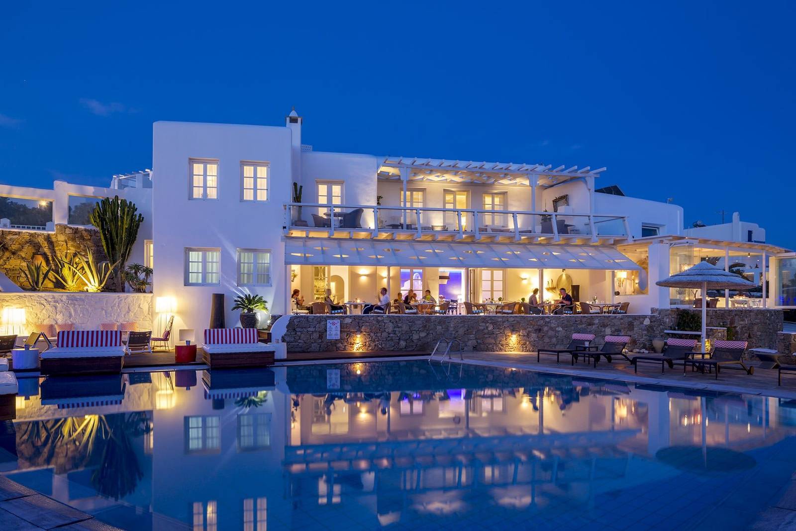 米克諾斯 Archipelagos Hotel 夜晚點燈的泳池與建築