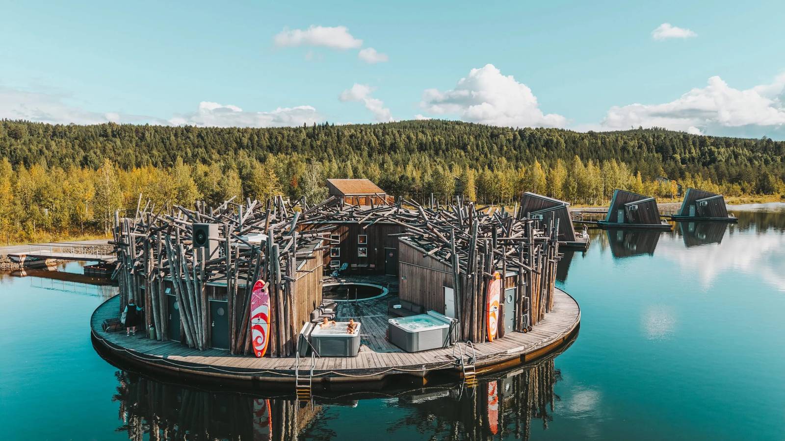 Arctic Bath 夏季河面上的圓形漂浮主建築