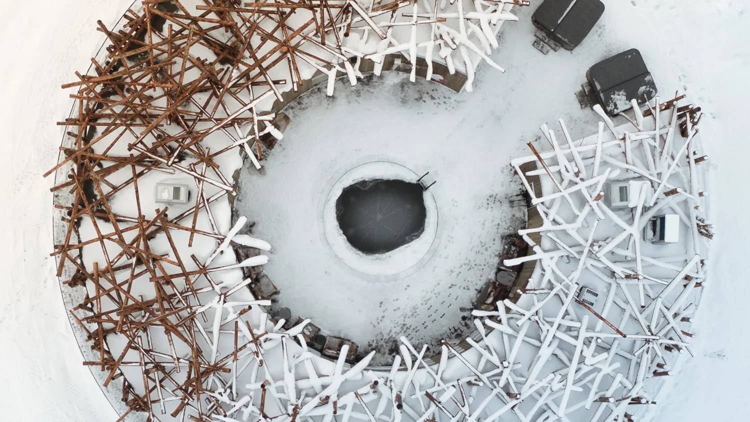 Arctic Bath 圓形主建築中央的露天冷水浴池俯瞰
