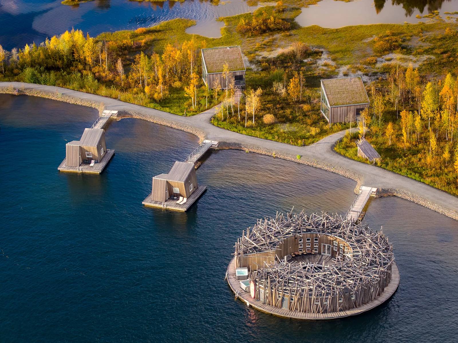 Arctic Bath 圓形漂浮主建築與河上小屋秋季空拍