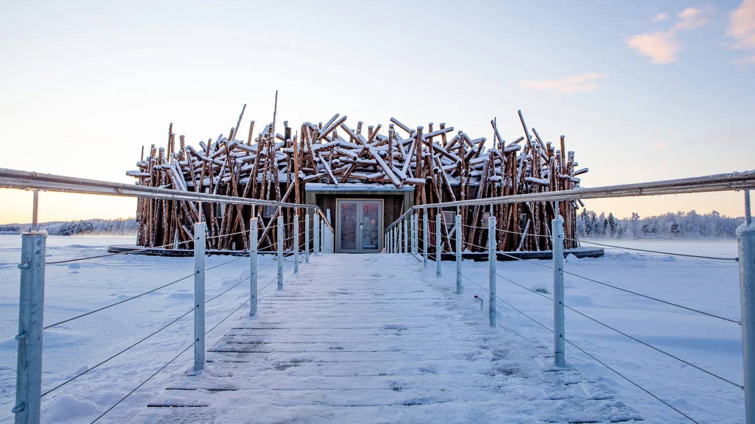 Arctic Bath 冬季雪地中的漂浮主建築