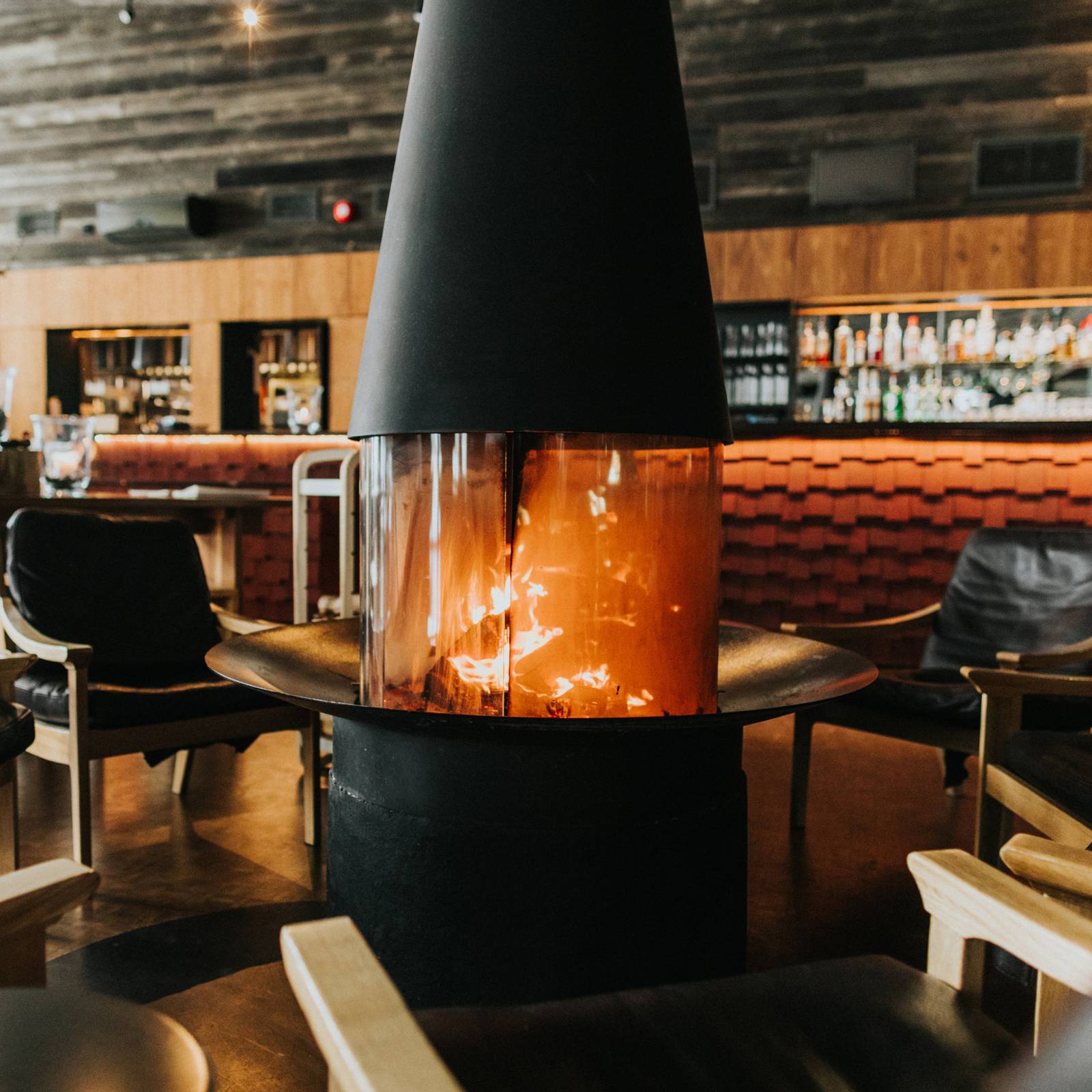 Rakas Restaurant & Bar 中央壁爐與吧台