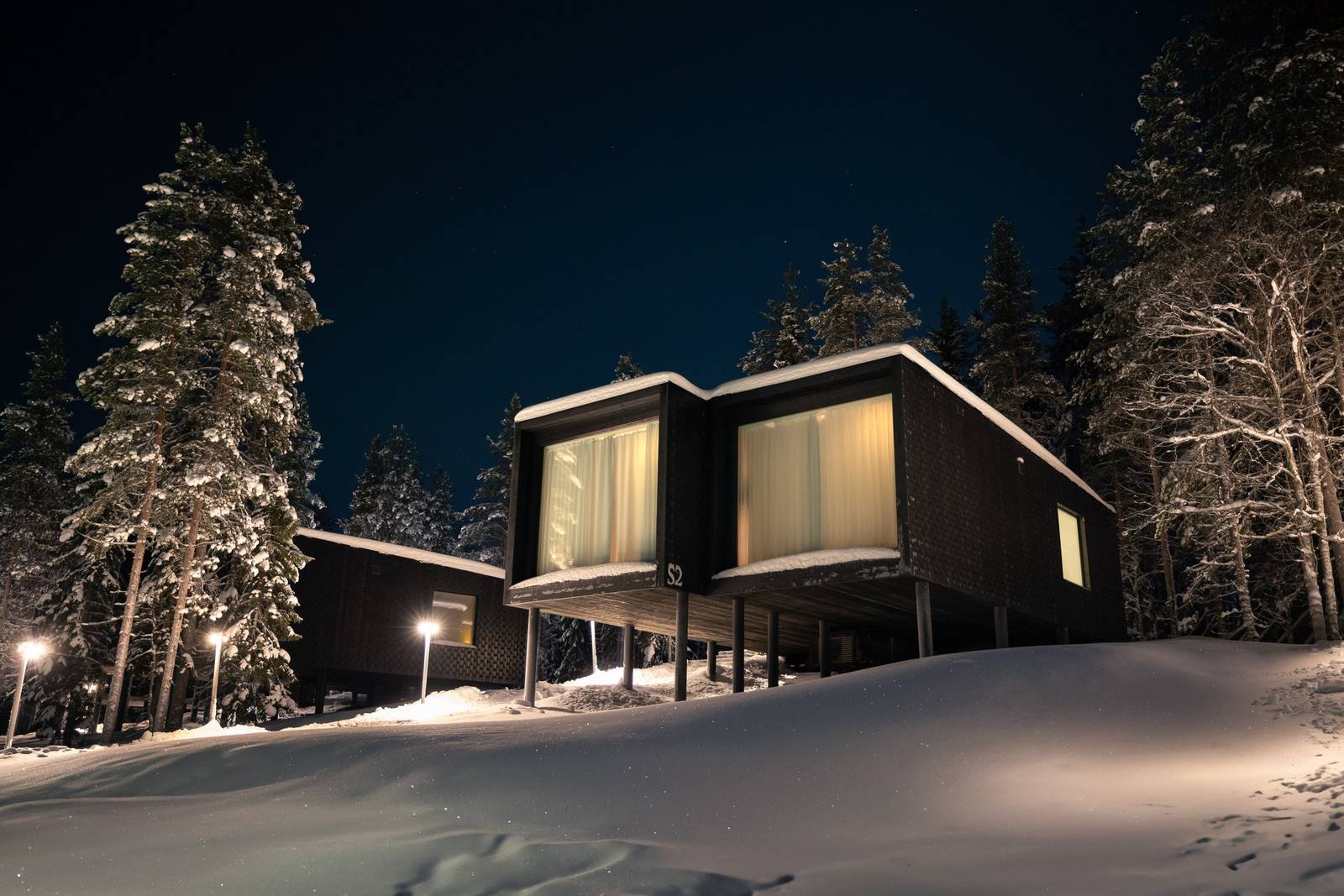 Arctic TreeHouse Hotel 冬夜雪地裡架高的樹屋套房