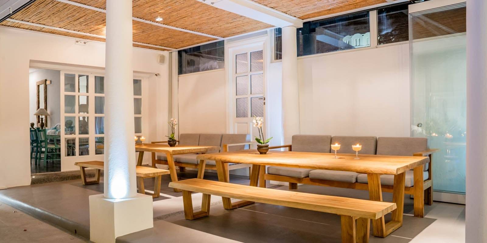 Aressana 木質長桌用餐區