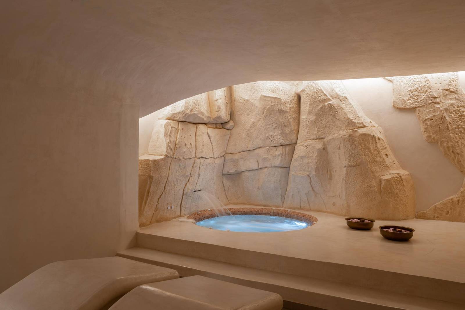 Aressana Tefsion Kallos Spa 岩壁造型室內按摩池