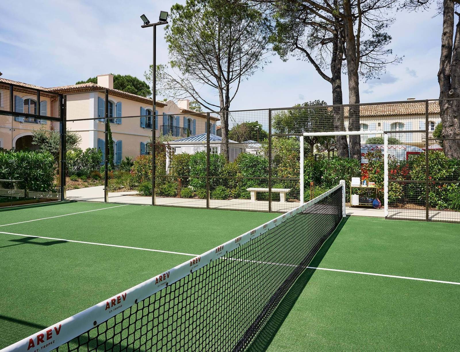 AREV St. Tropez 夜間照明 padel 球場
