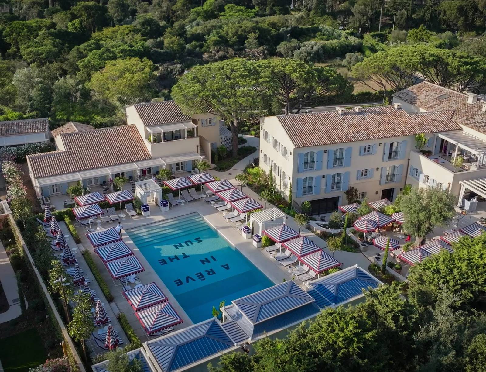 聖特羅佩 AREV St. Tropez 空拍泳池與普羅旺斯風格建築