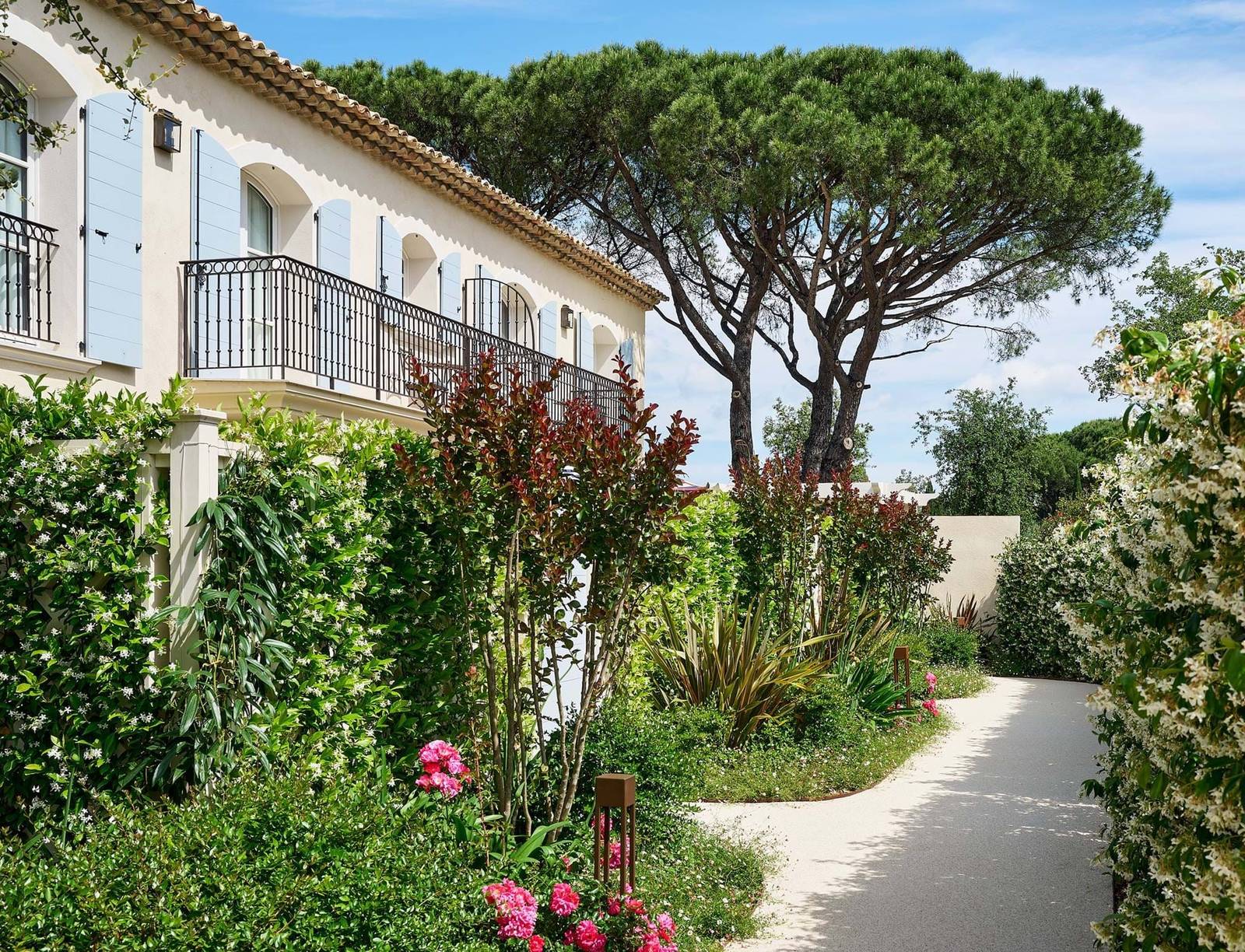AREV St. Tropez 松樹與花園步道