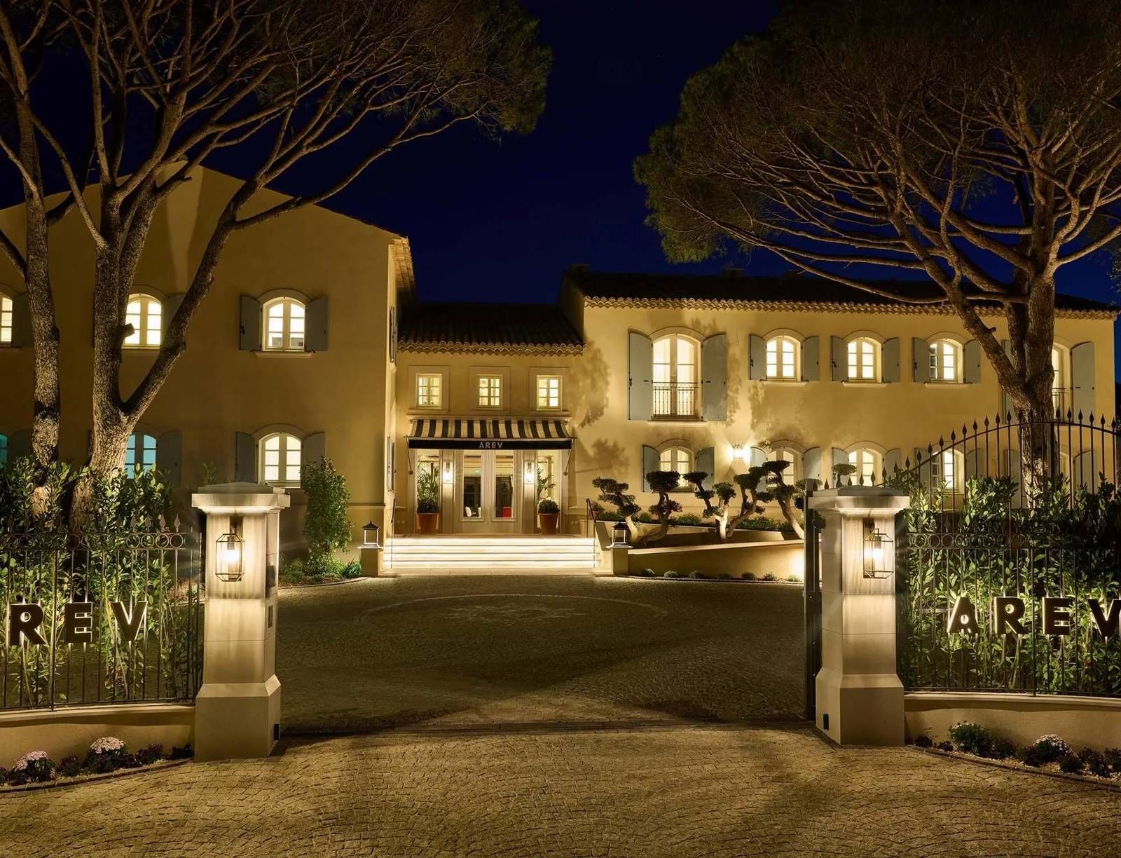 AREV St. Tropez 主樓 La Maison 夜間入口