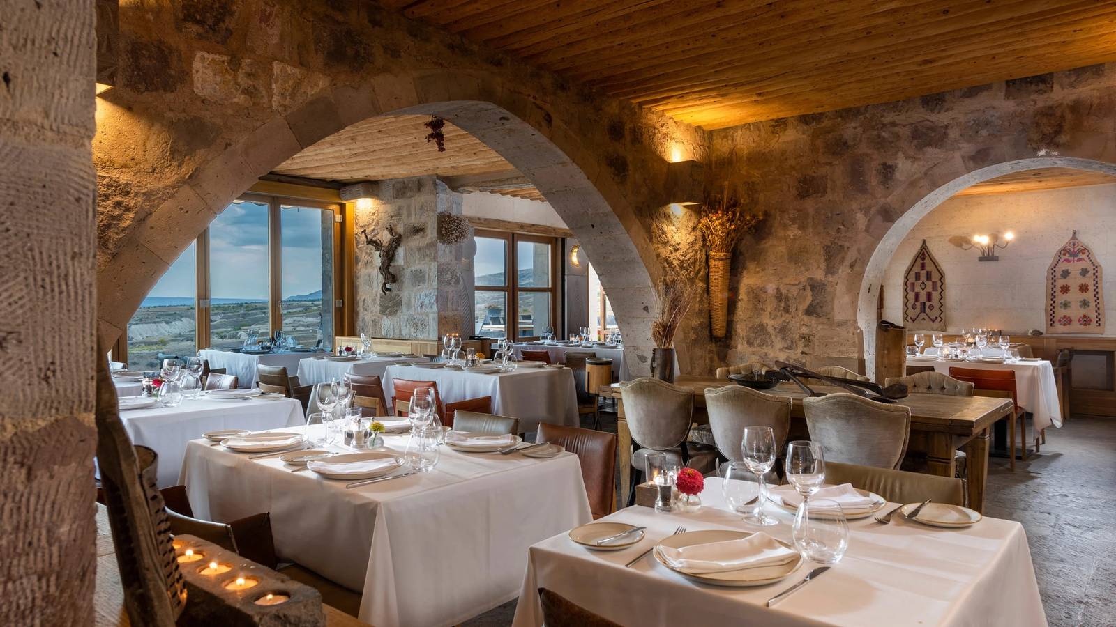 Argos in Cappadocia Seki 餐廳拱窗旁的餐桌