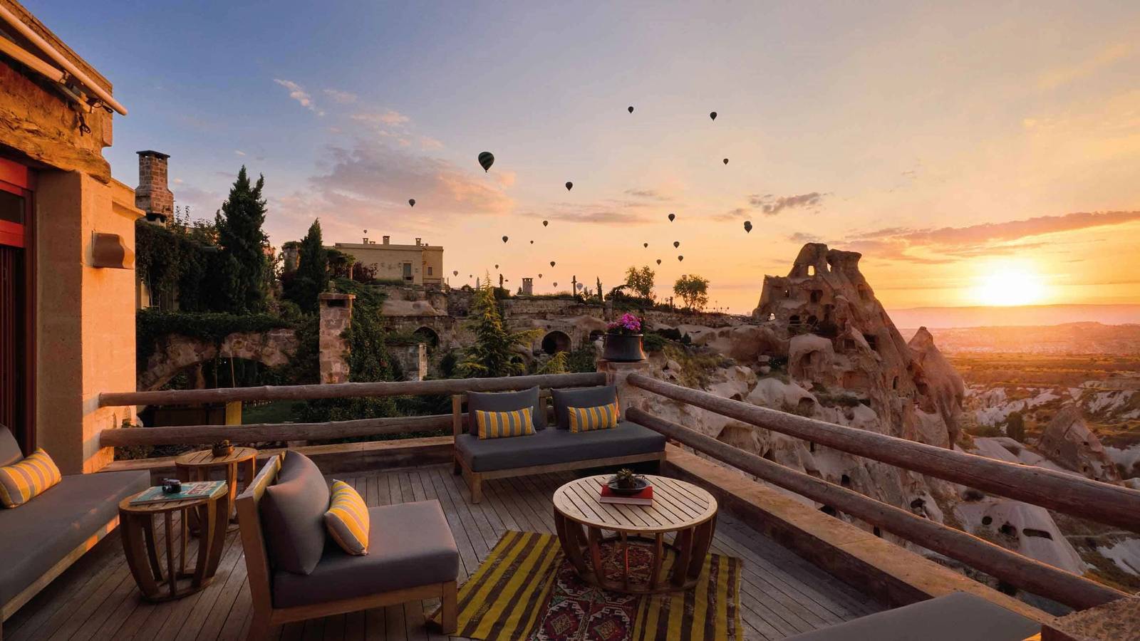 Argos in Cappadocia 露台望向熱氣球與夕陽下的山谷