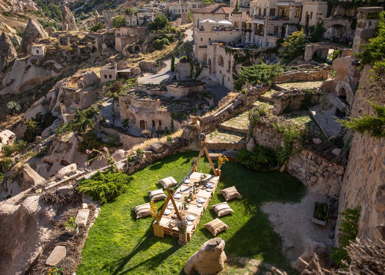 Argos in Cappadocia 空拍烏奇沙村裡的石屋與花園