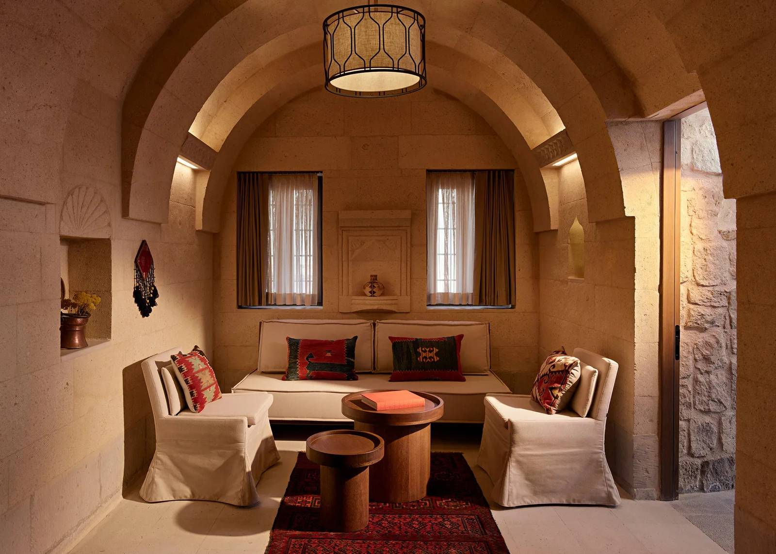 Argos in Cappadocia 拱頂套房起居區