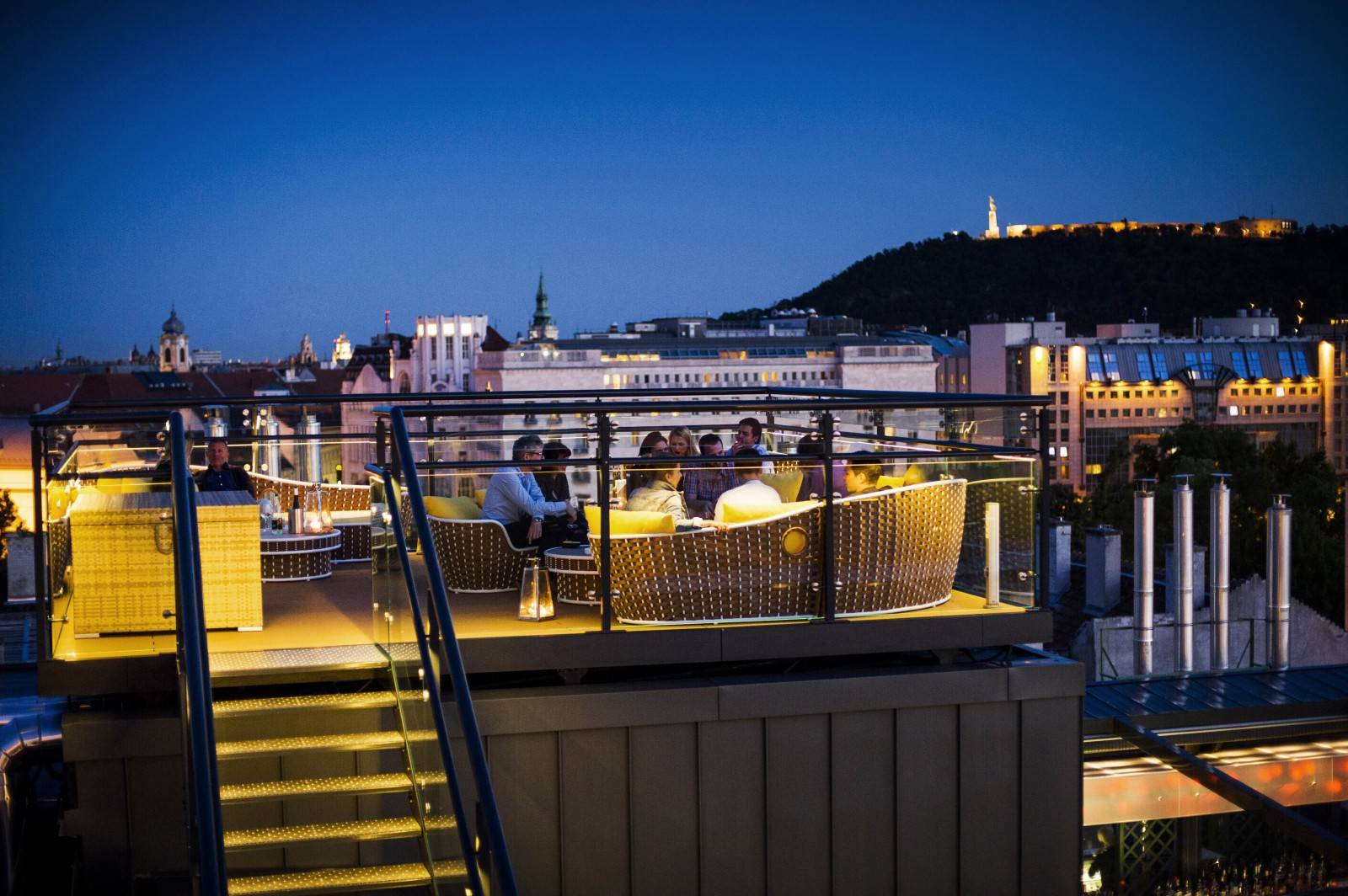 布達佩斯 Aria Hotel High Note SkyBar 夜晚的頂樓座位