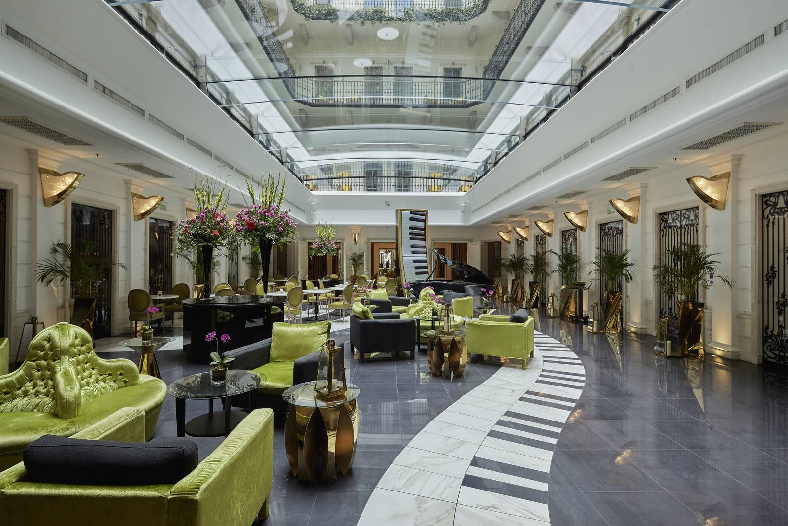 布達佩斯 Aria Hotel 玻璃屋頂下的 Music Garden 中庭