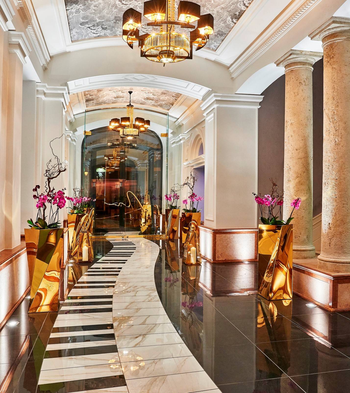 布達佩斯 Aria Hotel 琴鍵造型的大廳走道