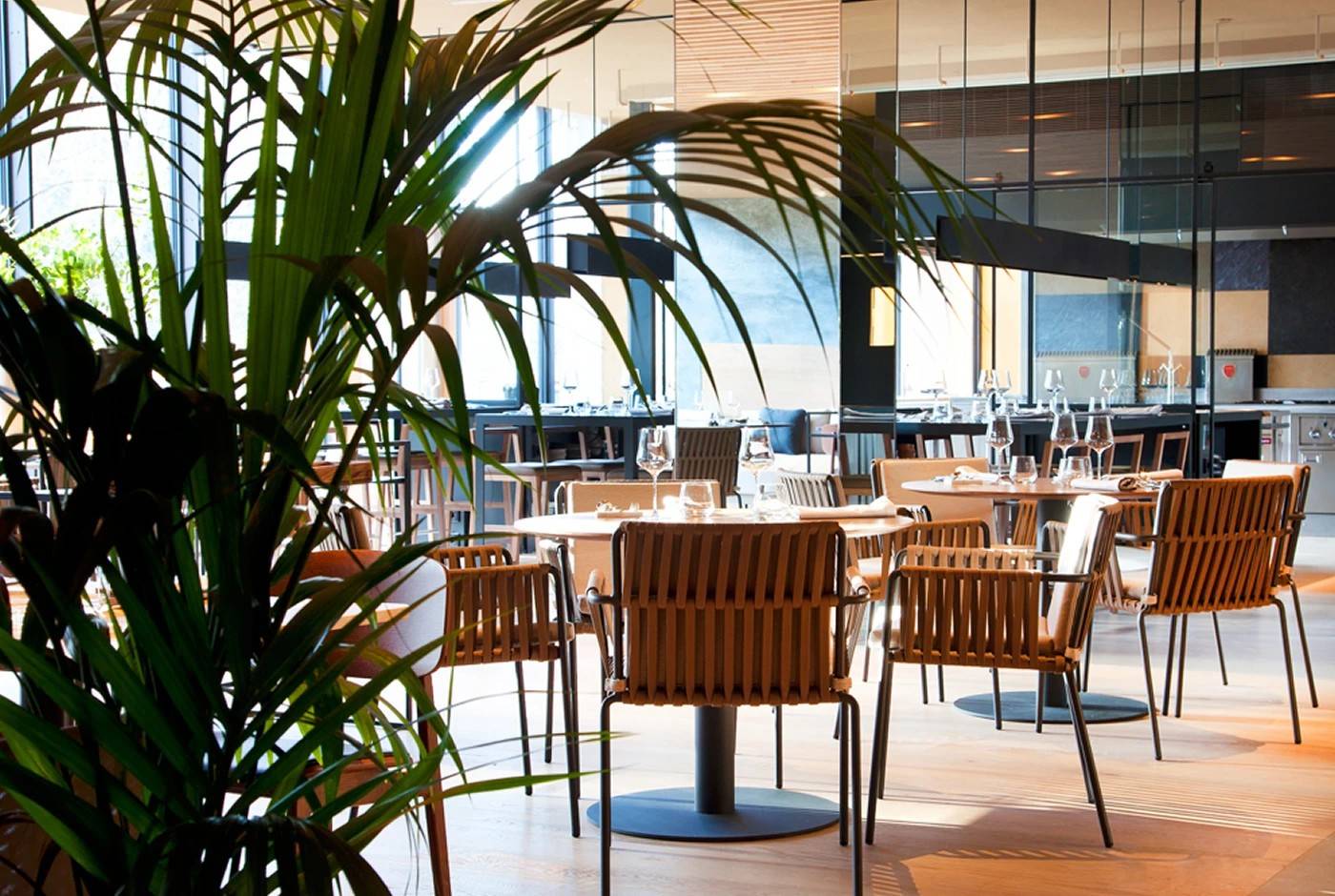 ARIMA Hotel & Spa Misura 餐廳開放廚房旁用餐區