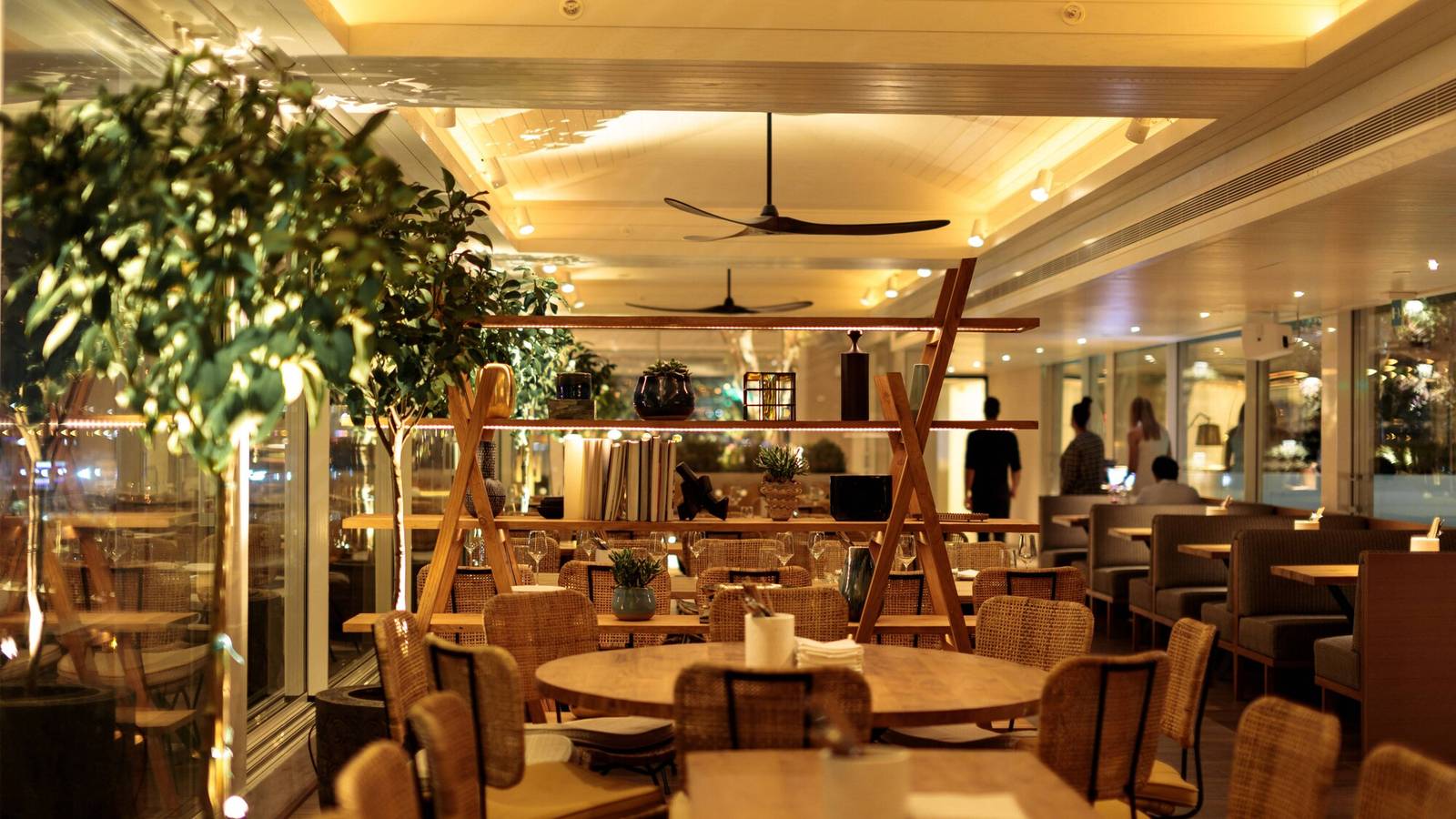雅典萬豪酒店餐廳夜間座位區