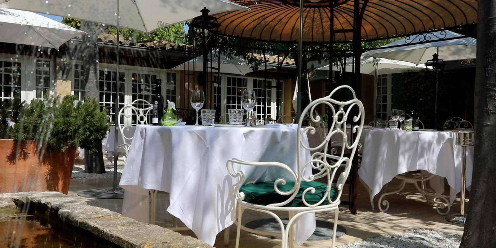 Auberge de Cassagne & Spa 餐廳噴泉花園露台