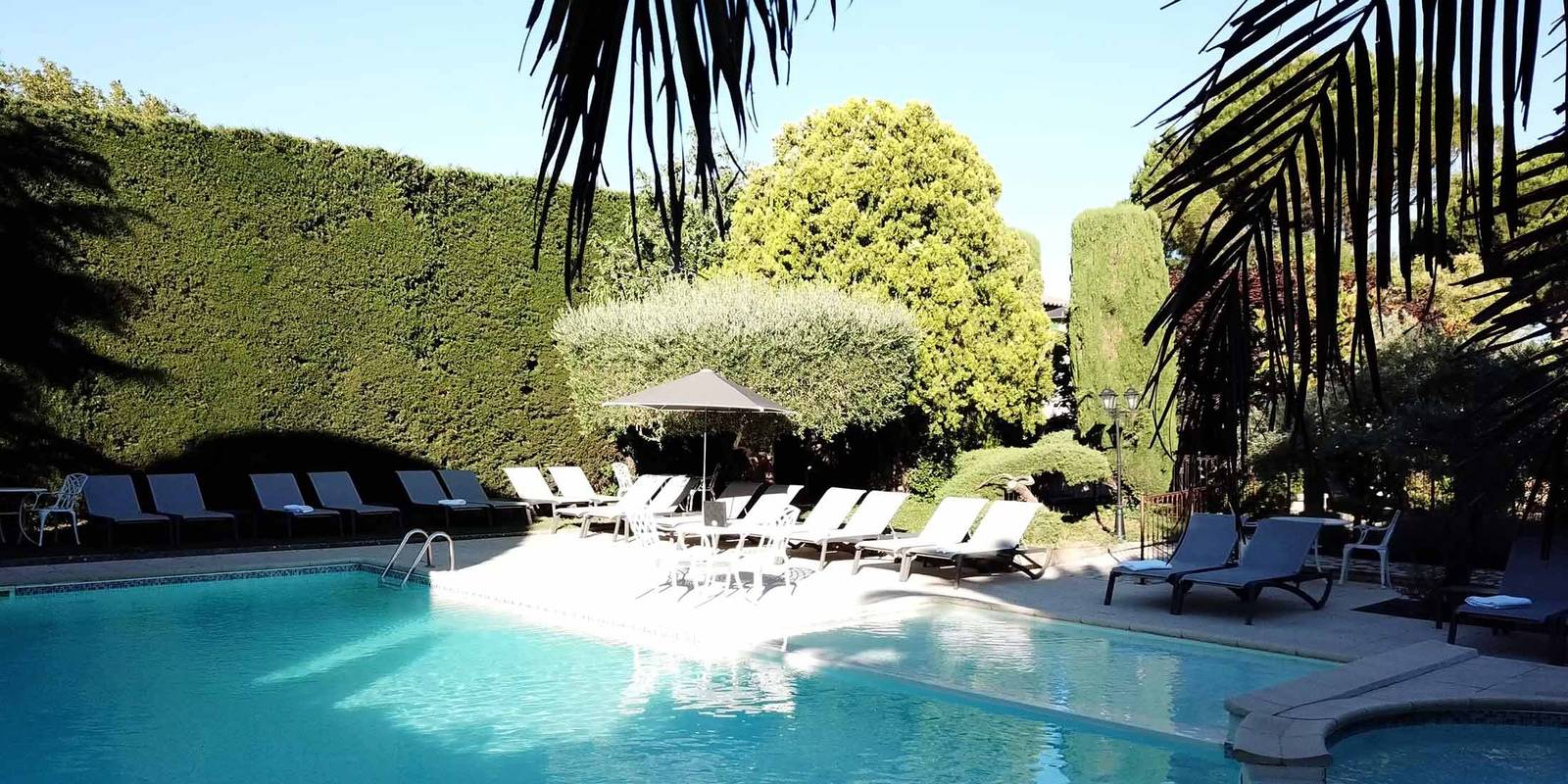 Auberge de Cassagne & Spa 花園戶外泳池與躺椅