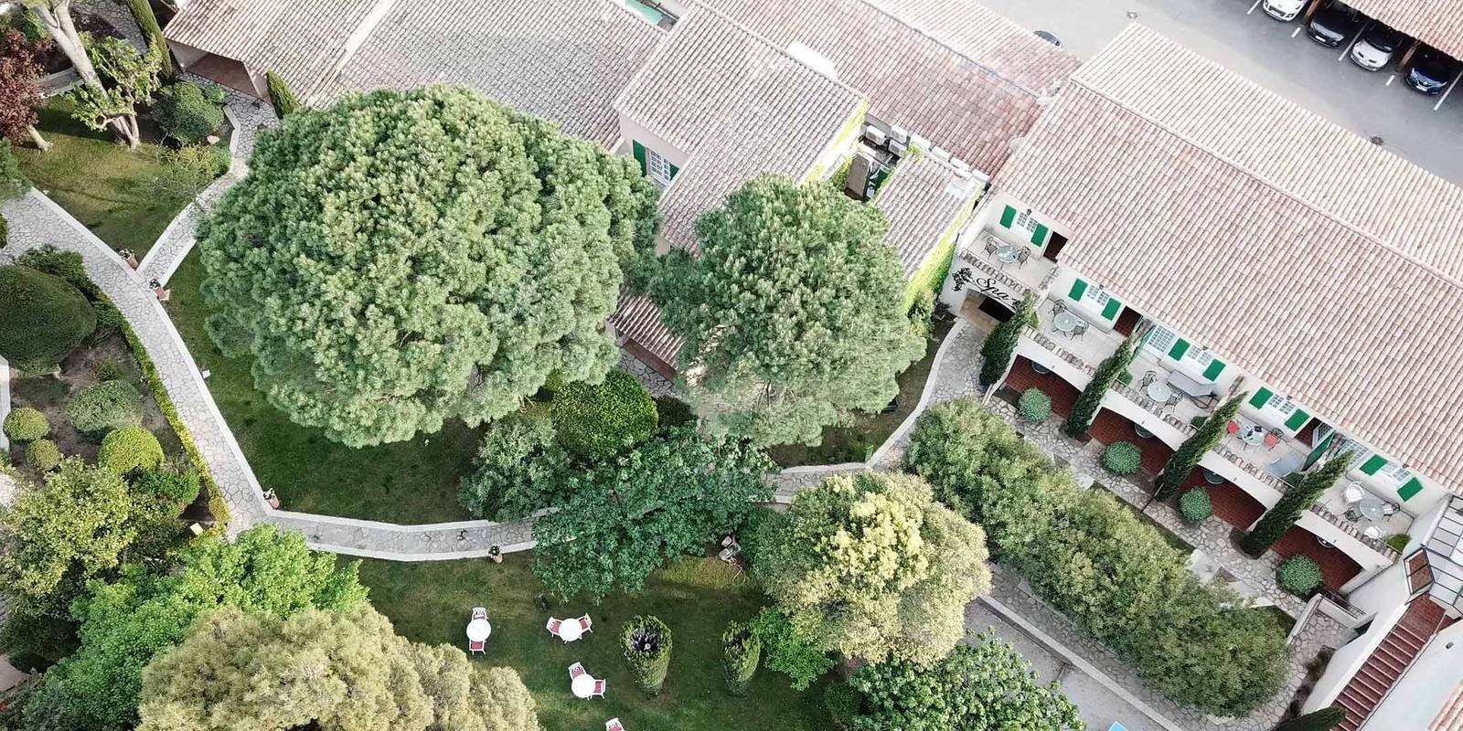 亞維農 Auberge de Cassagne & Spa 普羅旺斯屋舍與松樹花園空拍
