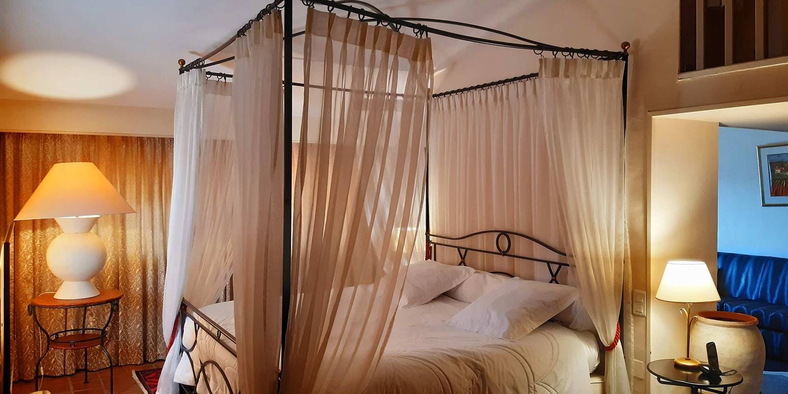 Auberge de Cassagne & Spa Suite Maison 四柱床