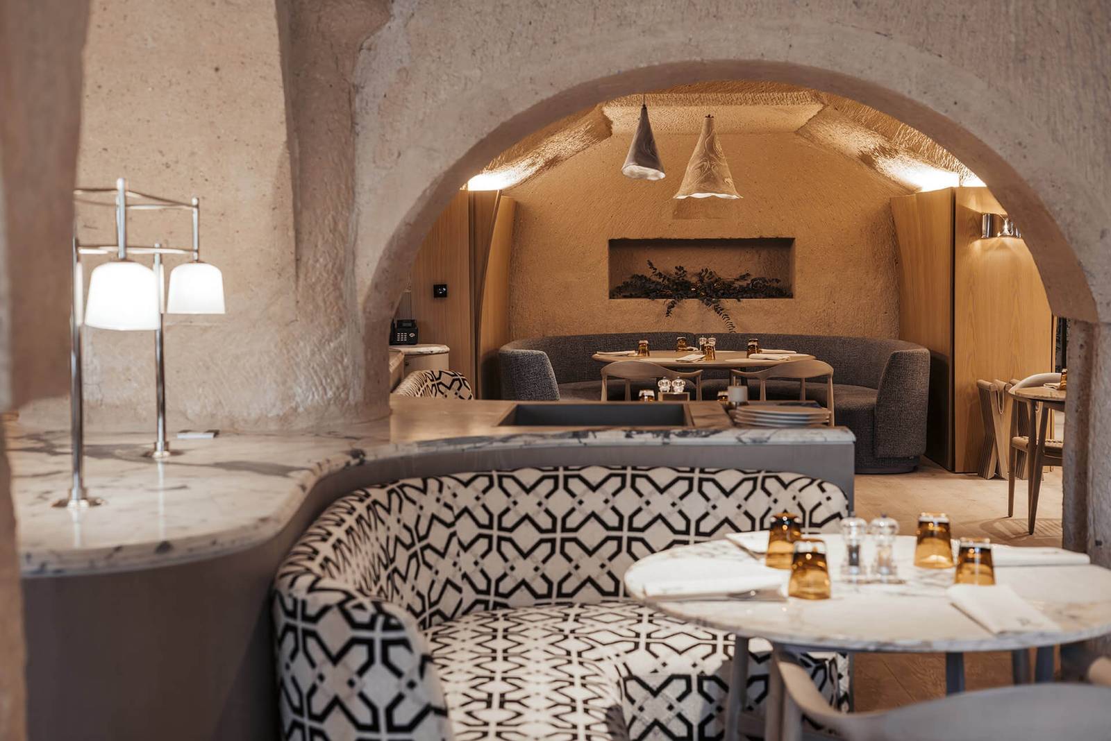 Avantgarde Refined Caves of Cappadocia 石拱下的酒吧