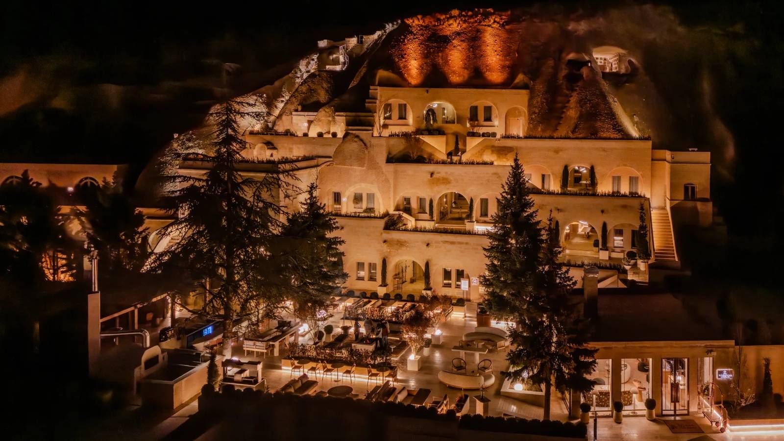 Avantgarde Refined Caves of Cappadocia 夜間點燈的石造建築