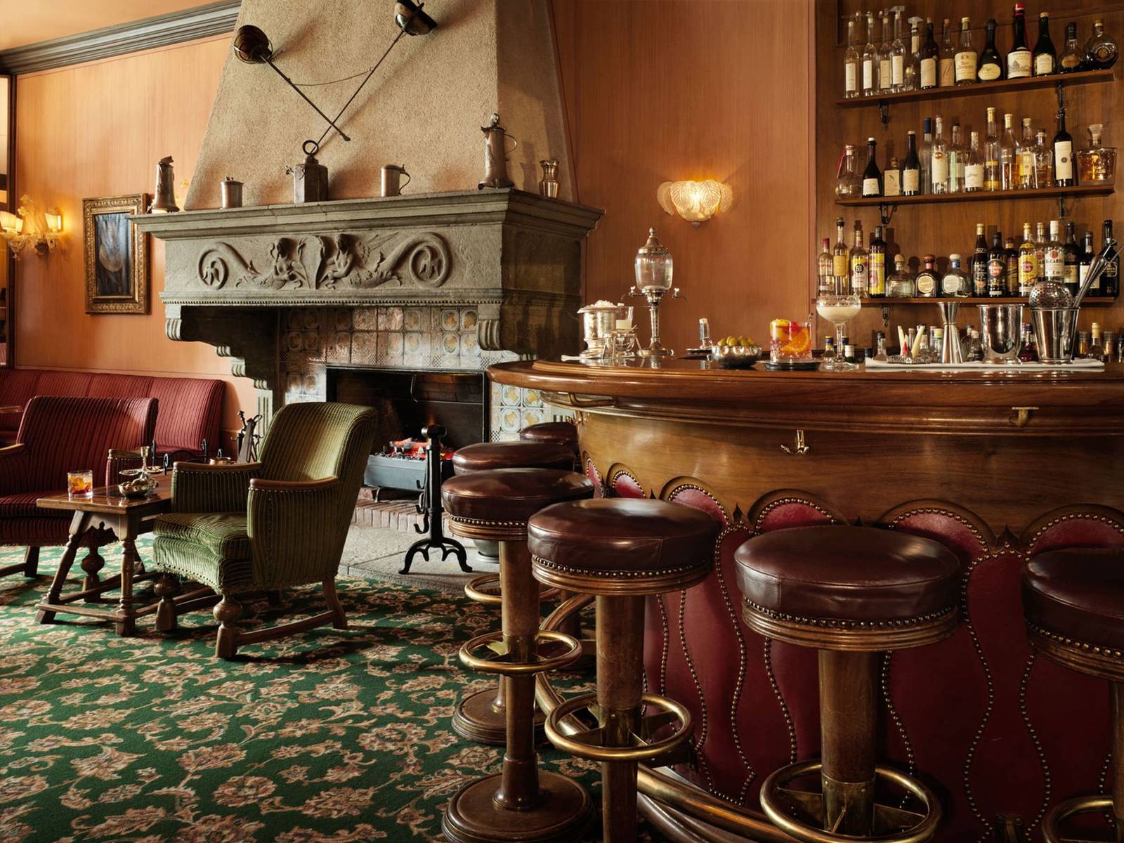 聖莫里茲 Badrutt's Palace Hotel Renaissance Bar 壁爐吧台