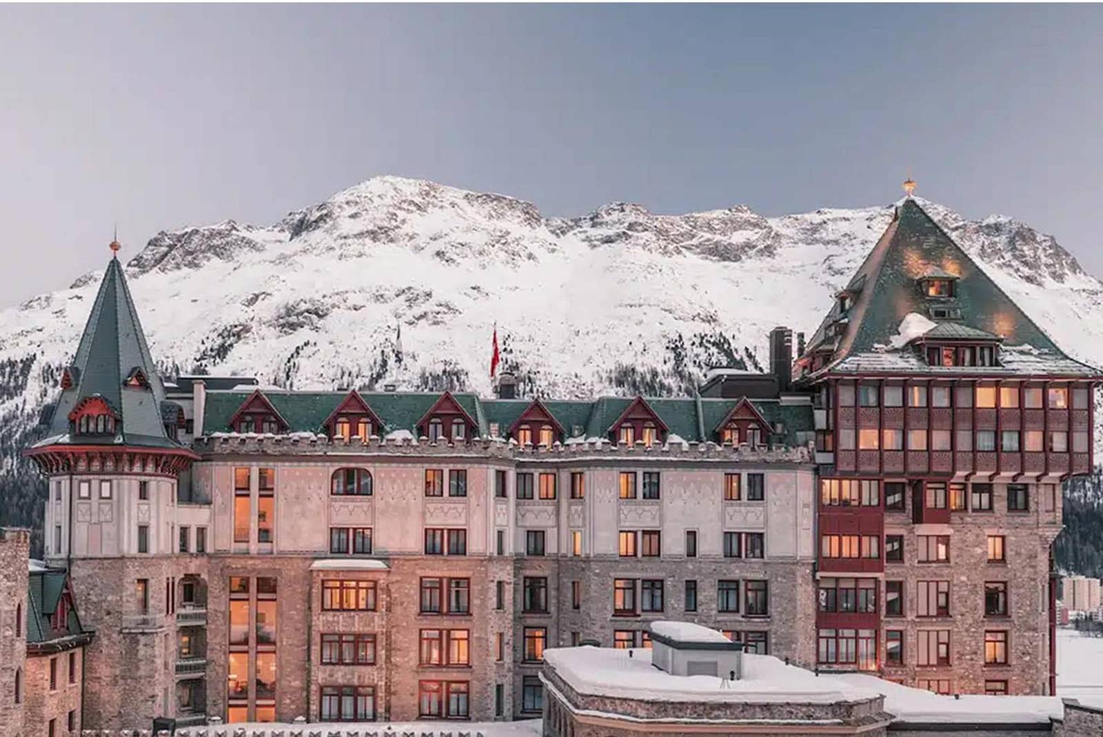聖莫里茲 Badrutt's Palace Hotel 冬季雪山前的塔樓外觀