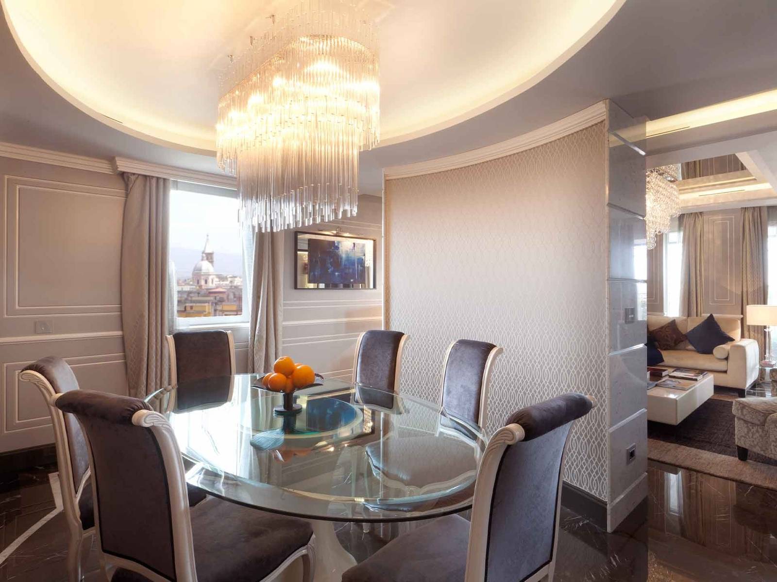 Baglioni Hotel Regina Roman Penthouse 餐廳與窗外羅馬景色