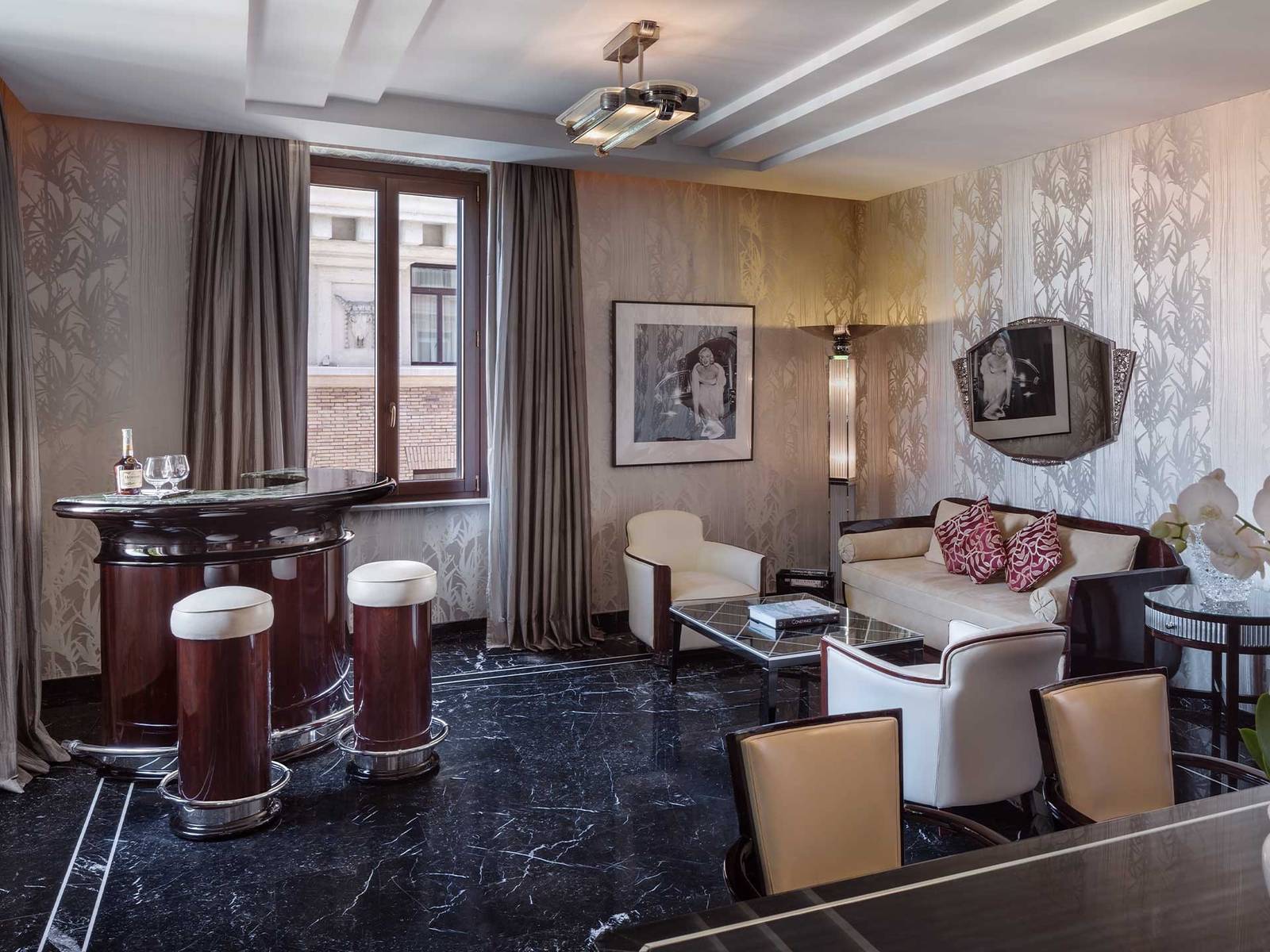 Baglioni Hotel Regina Regina Suite 起居室與吧台