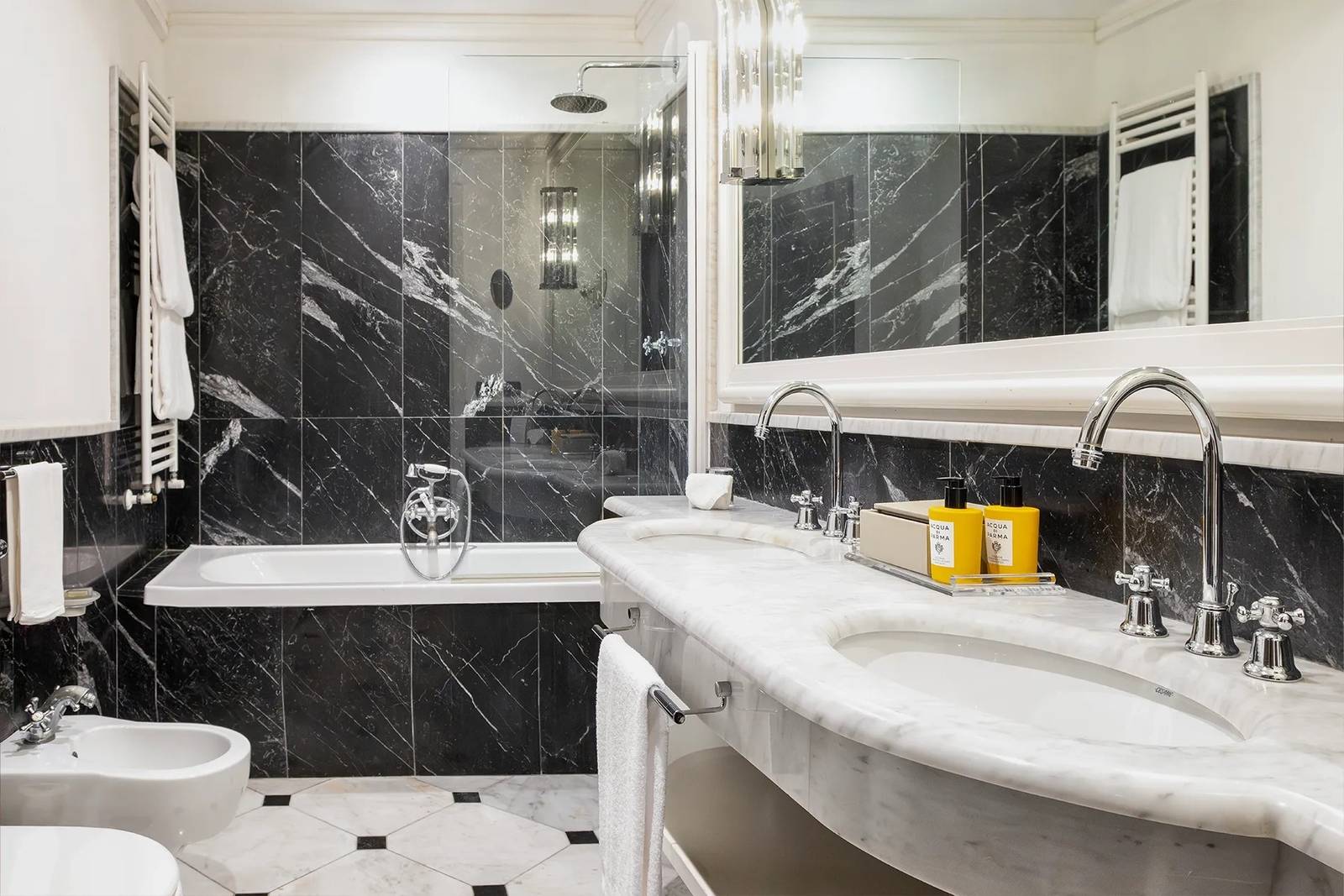 Baglioni Hotel Regina 黑色大理石浴室