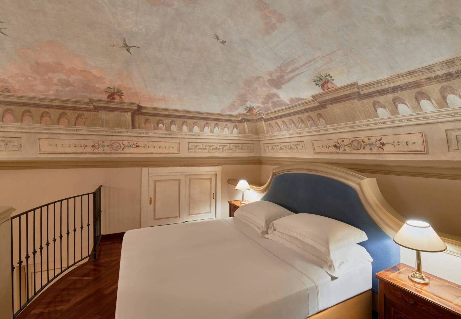 Bagni di Pisa Prestige Junior Suite 臥室與濕壁畫天花板