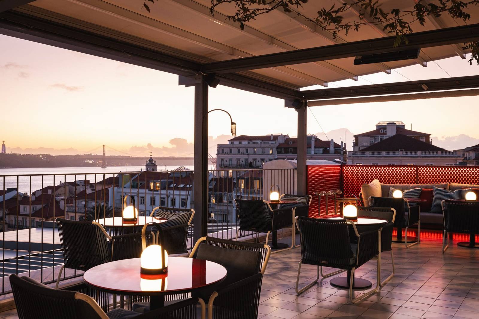 Bairro Alto Hotel 頂樓露台黃昏座位區