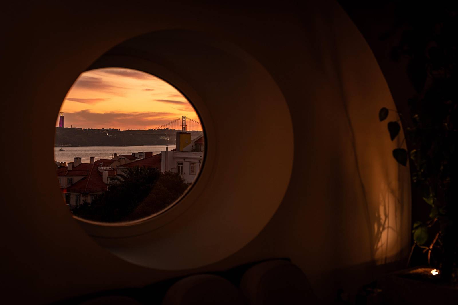 Bairro Alto Hotel 餐廳圓窗外的太加斯河夕陽