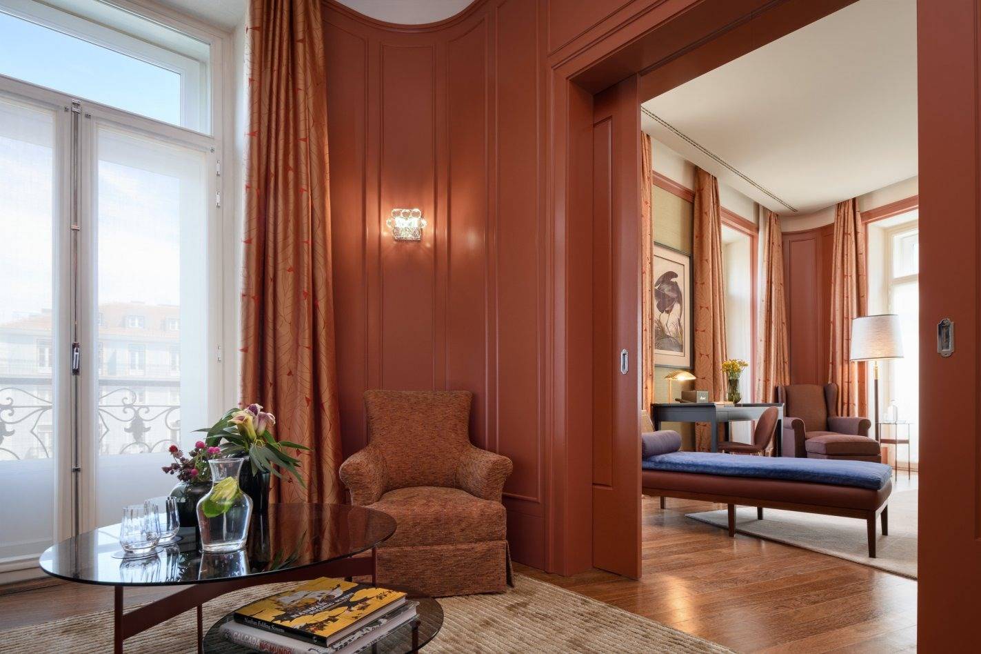 Bairro Alto Hotel 套房起居室與落地窗
