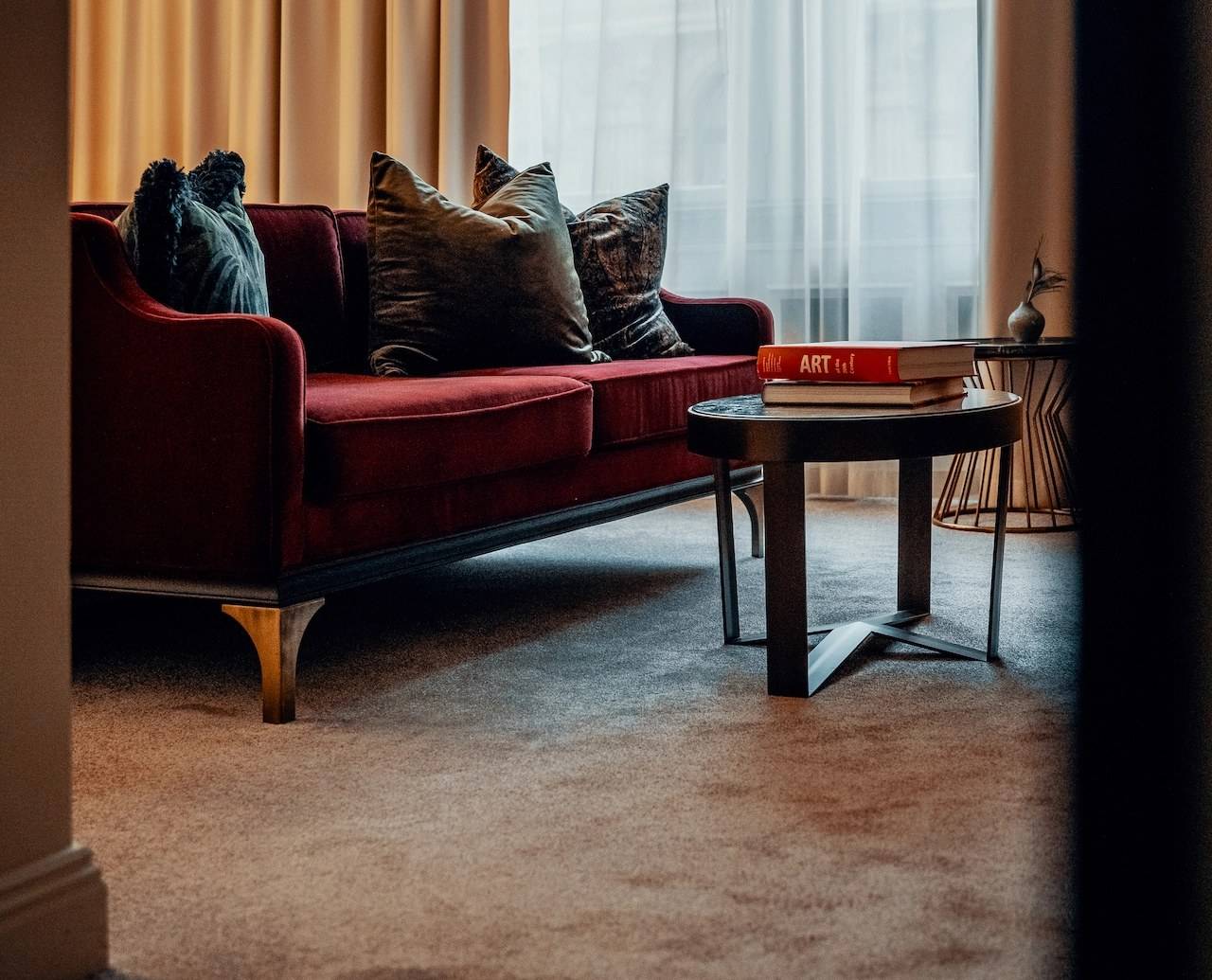 Bank Hotel 套房紅絲絨沙發起居區