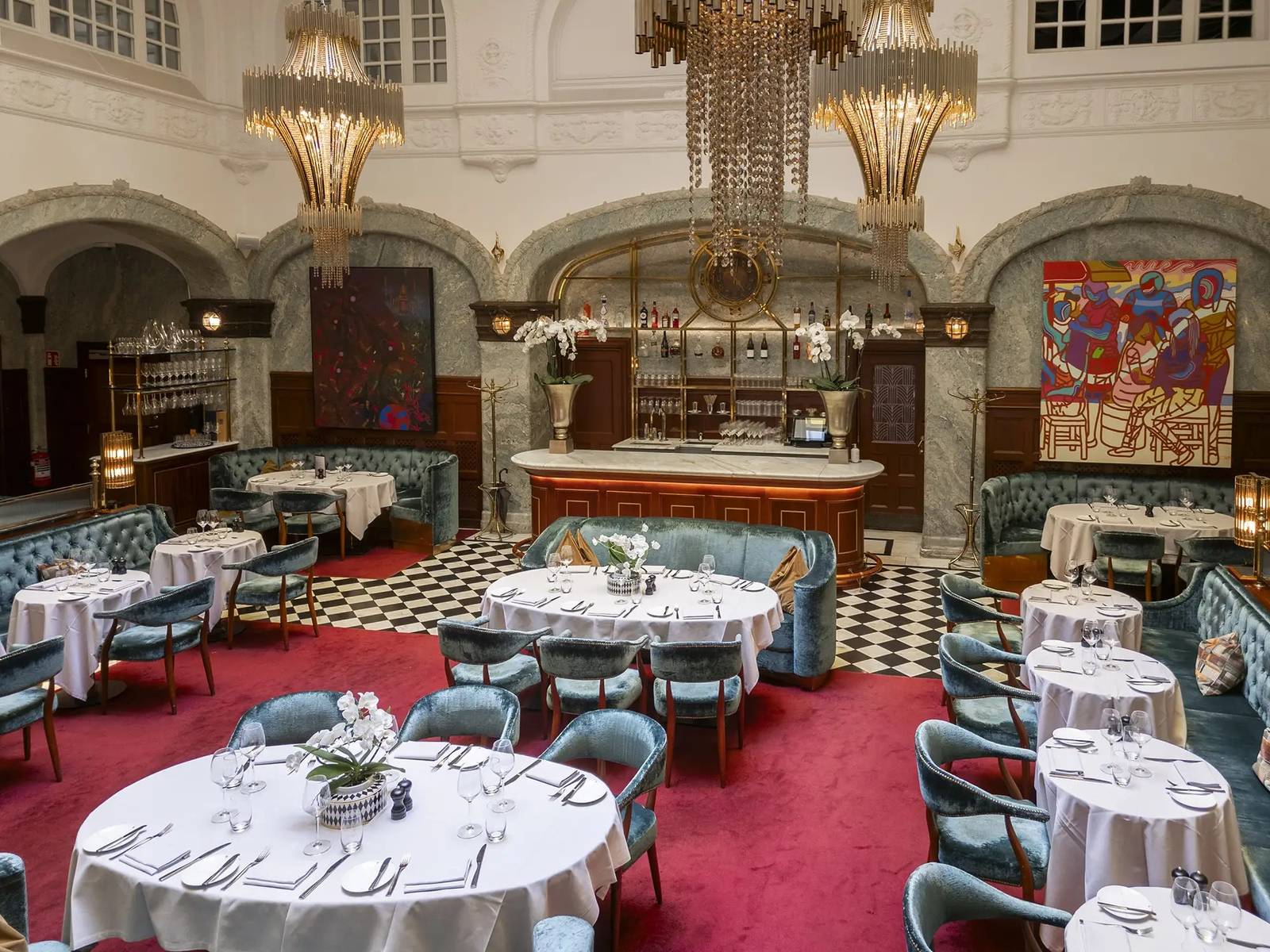Bank Hotel 舊銀行大廳改建的 Bonnie's 餐廳與水晶吊燈