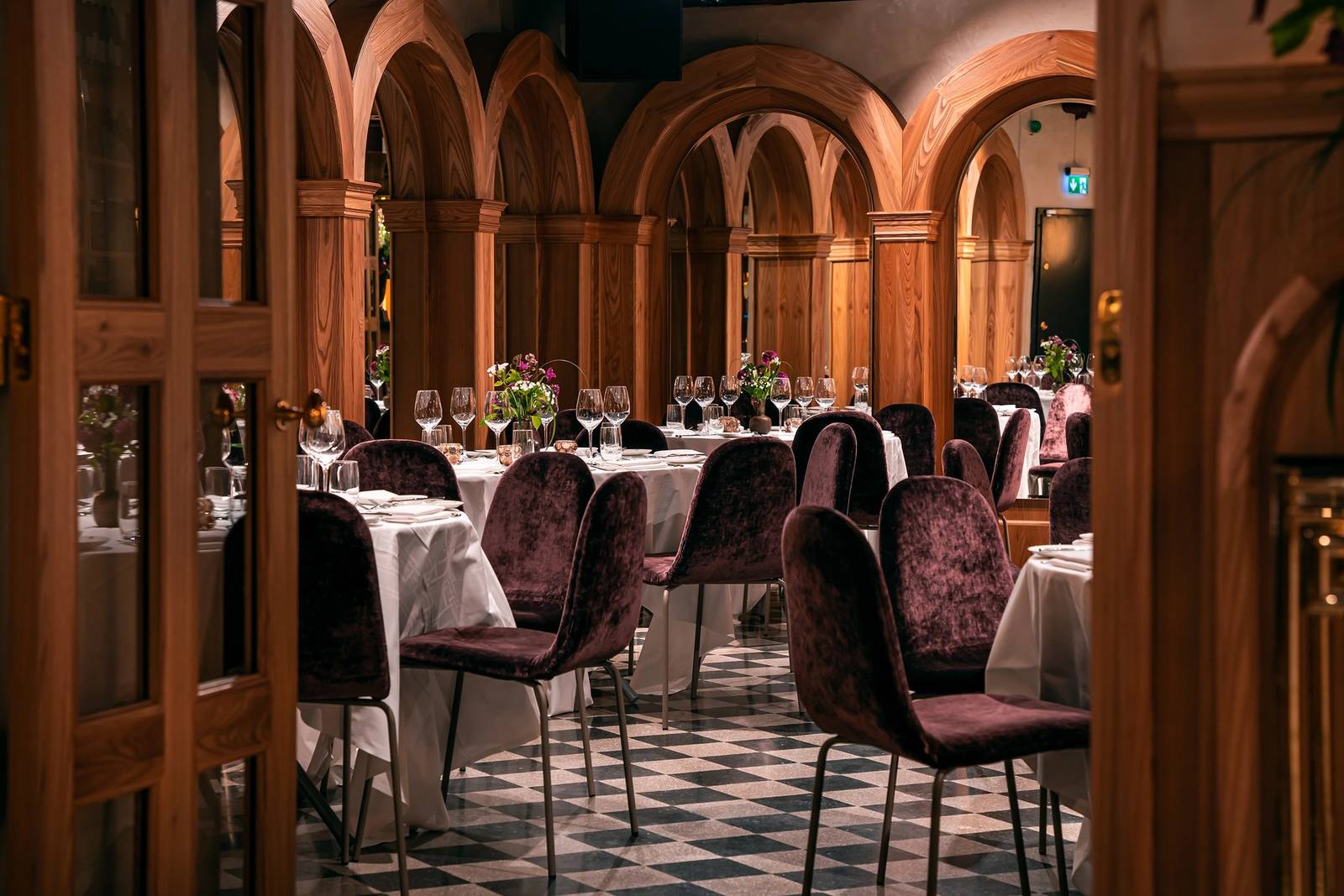 Bank Hotel 木作拱廊下的用餐空間