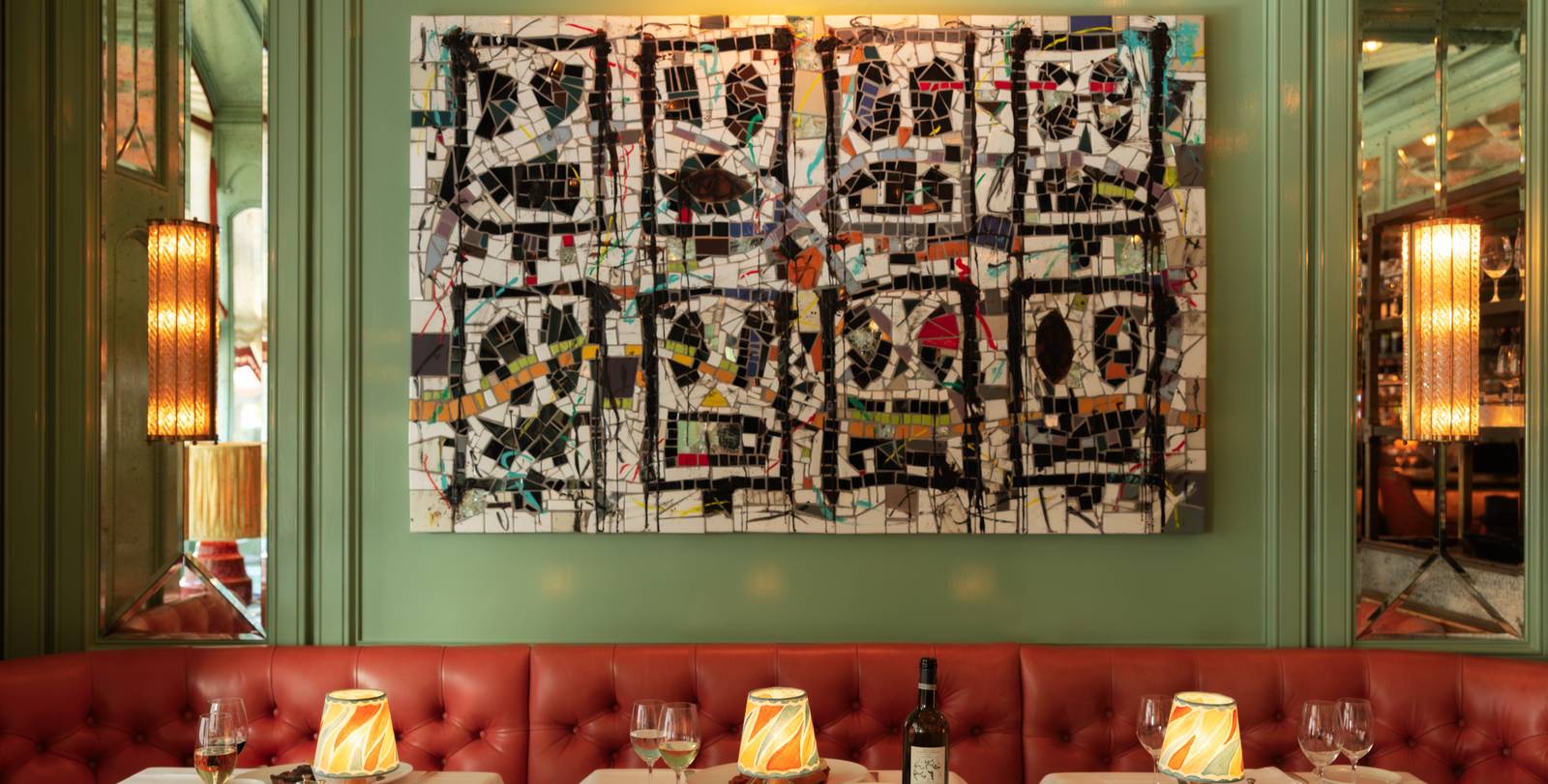 Baur's Brasserie 綠牆與紅色座位