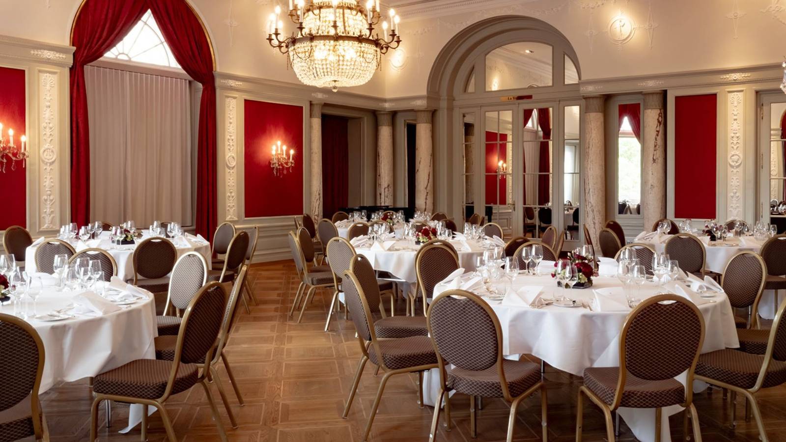伯恩 Bellevue Palace 宴會廳圓桌晚宴佈置