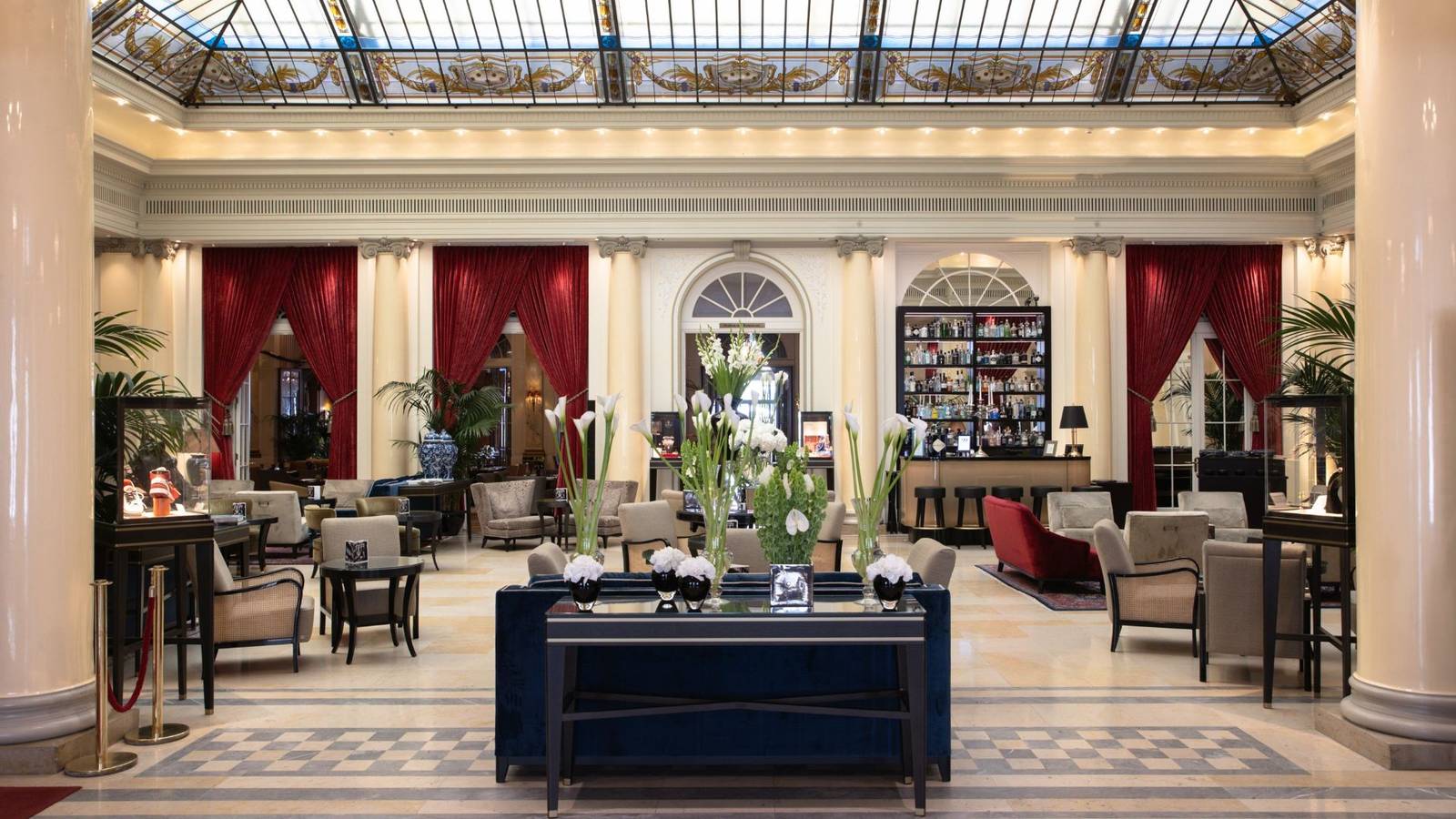 伯恩 Bellevue Palace 玻璃穹頂下的大廳