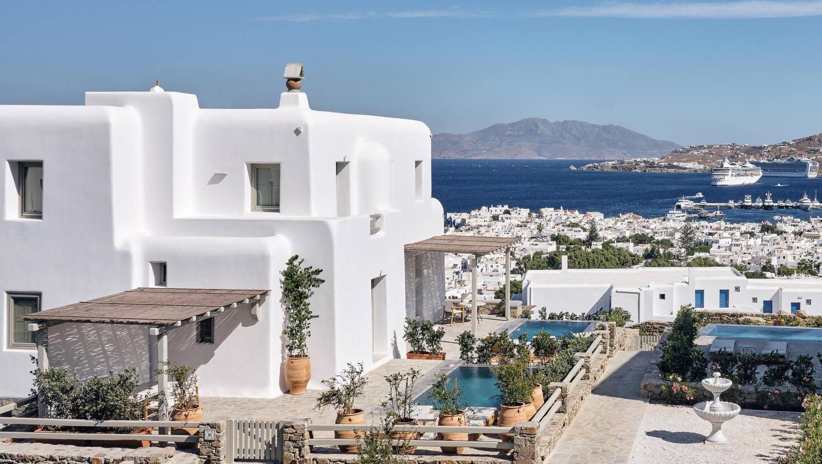 Belvedere Mykonos 白色建築群與遠方米克諾斯港灣